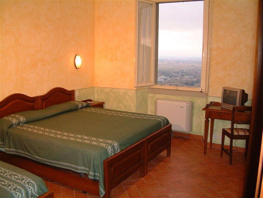 Hotel Oasi Neumann Cortona Bagian luar foto